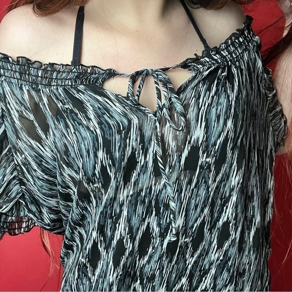 Loose patterned tie top 🖤🤍​​​​​​​​​​​​​​​​ - Picture 2 of 5